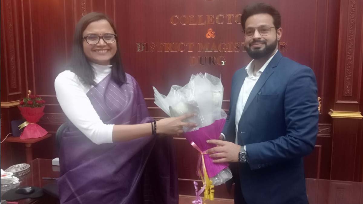 नव पदस्थ कलेक्टर ऋचा प्रकाश चौधरी ने ग्रहण किया पदभार, आईएएस मीणा ने गुलदस्ता भेंटकर किया स्वागत